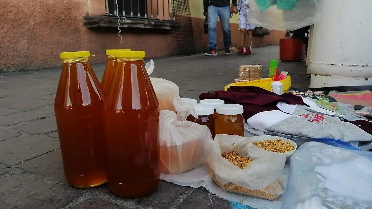 Identifican la comercialización de falsa miel en las calles céntricas.